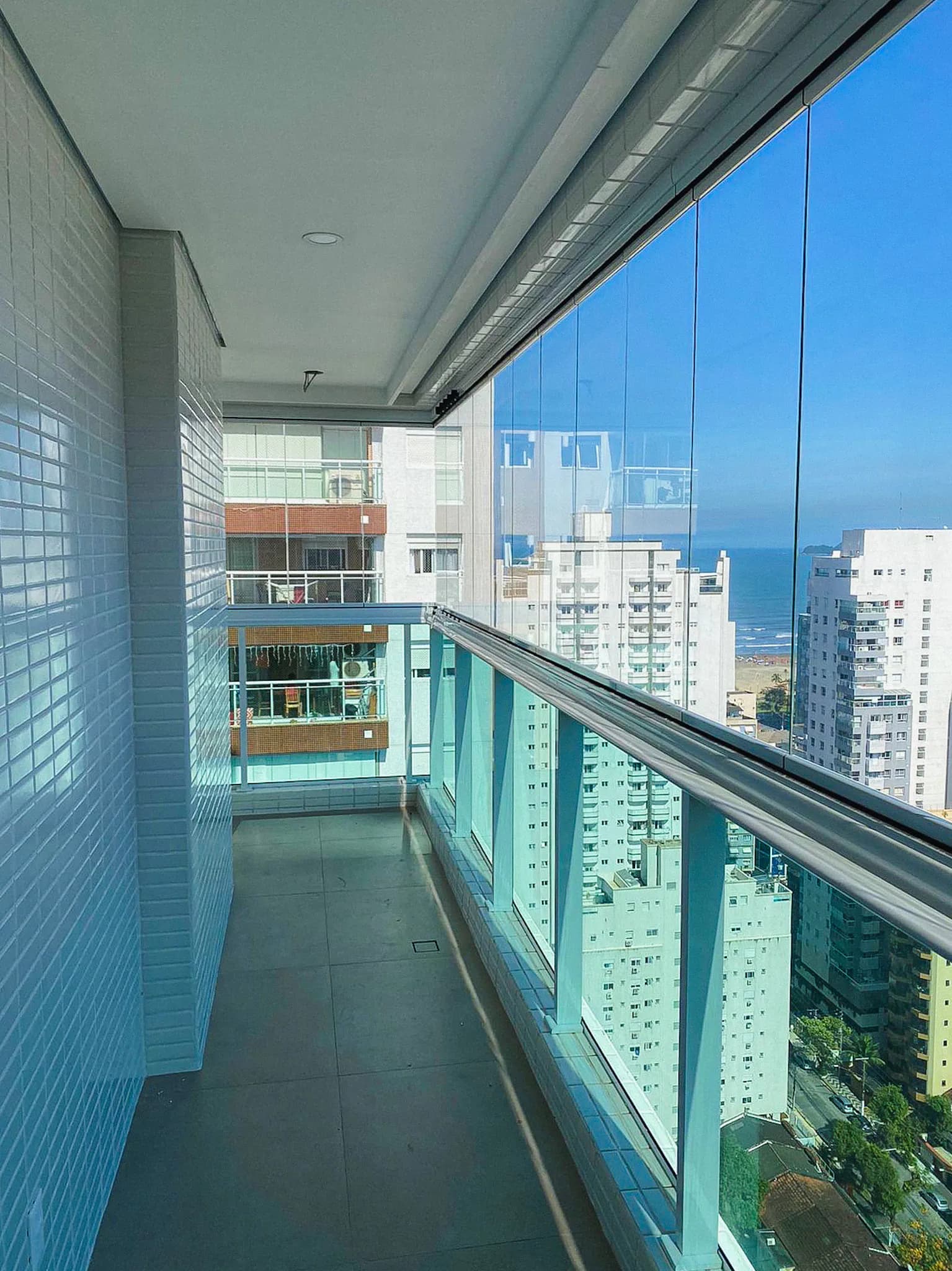 Sacada envidraçada com vista para a cidade
